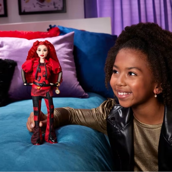 Disney Descendants: The Rise Of Red Fashion Doll Red Daughter Of Queen Of Hearts - Picture 4 of 4
